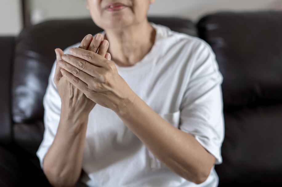 Sabia que se você sente dores nas articulações dos dedos, você pode estar com artrose nas mãos? Essa doença causa muitos desconfortos e até provoca um grande impacto na qualidade de vida de uma pessoa. Veja neste post o que é artrose nas mãos, quais são os sintomas e como tratar esse problema com a medicina integrativa, com abordagens como ozonioterapia e PRP. O que é artrose nas mãos? A artrose, também denominada osteoartrite, é uma doença degenerativa que provoca a destruição das cartilagens, que pode atingir várias partes do corpo. Pode ser fruto do envelhecimento, que traz, naturalmente, um desgaste das articulações, ou ter sido provocada por lesões e traumas. Quando ocorre a artrose na mão, o paciente vai sentir muita dor nas juntas dos dedos e perceber deformidades, porque a doença provoca alterações nos tecidos em volta das articulações e nos ossos. Em muitos casos, as pessoas podem até se sentir envergonhadas com a aparência dos dedos e passar a usar luvas para artrose nas mãos. Quais os sintomas de artrose nas mãos Os sintomas de artrose nas mãos são bastante evidentes, porque é muito fácil perceber a funcionalidade e até o formato dos dedos começam a ficar diferentes. Além disso, o paciente vai notar: Rigidez nas articulações; Deformidades com formação de nódulos nas articulações do meio e nas pontas dos dedos; Dores constantes nas mãos e nas pontas dos dedos; Edema (inchaço); Perda de flexibilidade dos movimentos, o que vai dificultar muito para as situações do dia a dia. Quais são os fatores de risco para o surgimento da artrose nas mãos? Os esforços repetitivos estão entre as principais causas para o surgimento da artrose nas mãos, porque há um uso excessivo das articulações locais. Por isso, é uma doença bastante comum em atletas, trabalhadores da construção civil, profissionais que digitam muito no computador, músicos (pianistas e violonistas), pessoas que executam serviços domésticos, costureiras, etc. Porém, só esforço repetitivo por si só pode não ser a causa principal da artrose nas mãos, mas sim uma herança genética, que é um fator de risco importante para o desenvolvimento da artrose. Além disso, doenças autoimunes, como a artrite reumatoide e lúpus, e as doenças inflamatórias também podem ajudar a deflagrar a artrose. Como tratar artrose nas mãos? Dentro da medicina tradicional, o tratamento para artrose nas mãos em geral é realizado a partir de ingestão de medicamentos, como analgésicos e anti-inflamatórios, que têm o objetivo de aliviar as dores. Há também a prescrição de fisioterapia, infiltração nas articulações, com substâncias como corticoides ou ácido hialurônico, e até cirurgia, em casos mais específicos. Porém, todas essas abordagens vão considerar apenas um alívio da dor já que a artrose nas mãos é uma doença progressiva. Além disso, o uso prolongado de medicamentos também pode trazer outras consequências negativas para o organismo de uma pessoa. Leia mais sobre: Óleo ozonizado Ozonioterapia capilar Como aliviar a dor da artrose nas mãos com ozonioterapia e PRP? Uma outra abordagem de tratamento da artrose nas mãos é a ozonioterapia, porque tem sido muito indicada para o tratamento de dores crônicas, além do PRP (plasma rico em plaquetas). Tratar a artrose com a ozonioterapia vai permitir tanto o alívio da dor, como um freio na progressão da doença, porque o ozônio tem propriedades regenerativas dos tecidos, proporciona melhor oxigenação na corrente sanguínea, que vai produzir renovação e aumento da energia das células, trata os processos inflamatórios e traz efeito analgésico. O uso do ozônio medicinal pode ser considerado, inclusive, um tratamento natural para artrose nas mãos, já que a substância é biocompatível e não há nenhum aditivo de outras substâncias químicas. No tratamento com ozonioterapia, a substância será aplicada de forma intra-articular, ou seja, em pontos específicos da articulação, que vai ter efeito local com redução do processo inflamatório crônico e também retardando o progresso da degradação da cartilagem. Plasma rico em plaquetas A ozonioterapia também pode ser associada à terapia de PRP para tratamento da artrose nas mãos. Já no que se refere ao tratamento com o PRP, que é um tratamento realizado a partir da retirada do sangue do próprio paciente, os resultados também são muito positivos já que essa terapia é indicada devido à capacidade de amplificação dos fatores de crescimento natural do corpo a partir do plasma rico em plaquetas. No tratamento, uma pequena quantidade do sangue do paciente é retirado, então, o líquido passa por uma centrifugação para separar o plasma rico em plaquetas, e a substância é aplicada localmente onde há problemas a serem tratados, como a artrose nas mãos. Quando cai na corrente sanguínea, o PRP é absorvido rapidamente e os fatores de crescimento são liberados, o que vai ajudar na renovação das células. Essa abordagem é uma alternativa muito eficaz para substituir a ingestão de medicamentos anti-inflamatórios. QuantumLife oferece as melhores opções para tratar artrose nas mãos A QuantumLife tem a missão de devolver saúde, bem-estar e autoestima para todos os seus pacientes. A partir de uma abordagem terapêutica globalizada sobre todo o corpo, mente e alma dos pacientes, indo muito além das doenças em si, o propósito das doutoras da QuantumLife é levar alegria e qualidade de vida para os pacientes a partir dos tratamentos que são disponibilizados na clínica. Com o uso da ozonioterapia e PRP, temos inúmeros relatos de pessoas que tiveram uma melhora significativa da dor e inchaço nas articulações dos dedos das mãos, além de melhoria na flexibilidade local. Se você tem artrose nas mãos, venha nos conhecer e entender o que temos a oferecer, temos certeza que você vai gostar!